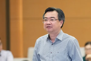 Bộ trưởng Bộ Xây dựng Nguyễn Thanh Nghị trình bày Tờ trình dự án Luật Quy hoạch đô thị và nông thôn