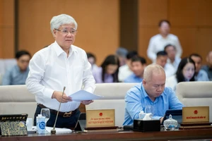 Đồng chí Đỗ Văn Chiến, Chủ tịch Ủy ban Trung ương Mặt trận Tổ quốc Việt Nam trình bày dự thảo báo cáo tổng hợp ý kiến, kiến nghị của cử tri và nhân dân gửi đến kỳ họp thứ 7