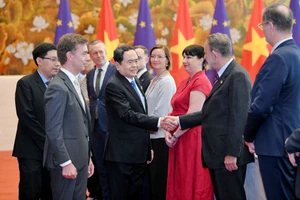 Chủ tịch Quốc hội Trần Thanh Mẫn chào đón Đại sứ Liên minh châu Âu (EU) tại Việt Nam Julien Guerrier và đại sứ, đại biện các nước thành viên EU đến Nhà Quốc hội 