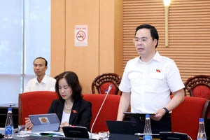 Ủy viên Thường trực Ủy ban Khoa học, Công nghệ và Môi trường Trần Văn Khải phát biểu tại phiên họp 