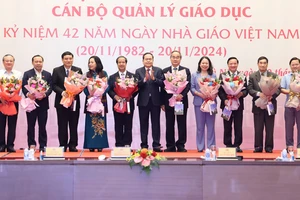 Chủ tịch Quốc hội Trần Thanh Mẫn tặng hoa, chúc mừng các đại biểu Quốc hội là nhà giáo, nguyên là nhà giáo, cán bộ quản lý giáo dục nhân kỷ niệm 42 năm Ngày Nhà giáo Việt Nam, chiều tối 20-11. Ảnh: QUANG PHÚC