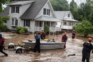 Lực lượng cứu hộ triển khai tại thị trấn Stony Point, bang New York, Mỹ Ảnh: REUTERS