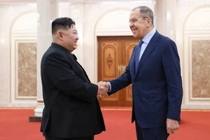 Nhà lãnh đạo Triều Tiên Kim Jong-un (trái) và Ngoại trưởng Nga Sergei Lavrov. Ảnh: REUTERS