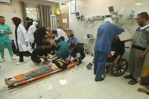Dải Gaza: Bị cắt điện, bệnh viện cạn kiệt nguồn oxy