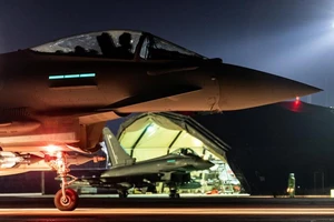 Máy bay chiến đấu của không quân Hoàng gia Anh chuẩn bị tấn công lực lượng Houthi ngày 24-2-2024. Ảnh: REUTERS