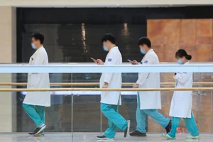 Các nhân viên y tế tại một bệnh viện ở thủ đô Seoul, Hàn Quốc ngày 20-3. Ảnh: YONHAP