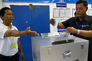 Người dân đi bỏ phiếu tại một điểm bầu cử ở Thủ đô Phnom Penh, Campuchia ngày 26-5. Ảnh: KHMER TIMES 