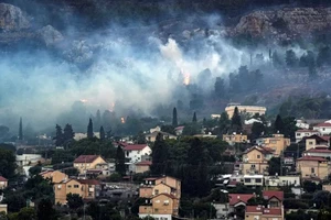 Lửa, khói bốc lên ở khu vực gần Kiryat Shmona, phía Bắc Israel sau vụ tấn công của Hezbollah vào đầu tháng 6. Ảnh: Reuters