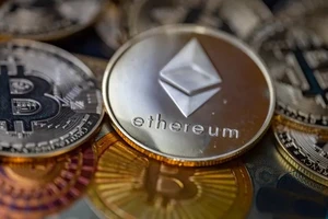 Đồng bitcoin và ethereum. Ảnh: GETTY IMAGES 