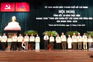 Phó Chủ tịch UBND TPHCM Võ Văn Hoan tặng bằng khen cho các tổ chức, cá nhân. Ảnh: ĐÌNH LÝ