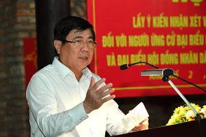Chủ tịch UBND TPHCM Nguyễn Thành Phong phát biểu tại hội nghị. Ảnh: VIỆT DŨNG