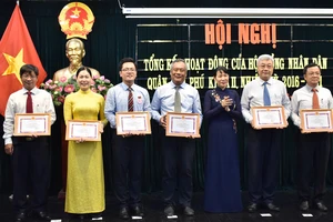 Bí thư Quận ủy quận Tân Phú Lê Thị Kim Hồng tặng Giấy khen cho các cá nhân
