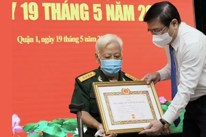 Trao tặng Huy hiệu Đảng cho 159 đảng viên cao tuổi Đảng