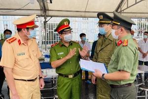 Thiếu tướng Trần Đức Tài kiểm tra công tác triển khai lực lượng, phương tiện, trang bị hậu cần, công tác phối hợp với các lực lượng công an TPHCM. Ảnh: VĂN MINH