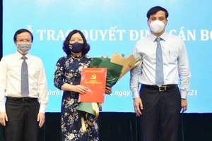 Phó Chủ tịch UBND TPHCM Lê Hòa Bình trao quyết định cho đồng chí Nguyễn Thị Thu Hường