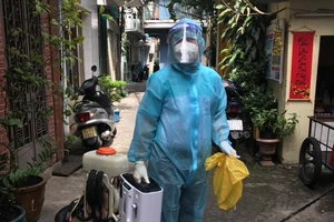 Tổ phản ứng nhanh trạm y tế phường Tân Định, quận 1 đưa máy trợ thở di động xuống tận nhà chăm sóc ca mắc Covid-19 (F0)