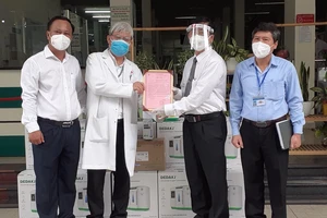 Đoàn Luật sư TPHCM trao tặng trang thiết bị y tế cho Bệnh viện Nhân dân 115