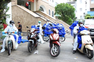 Đội hình SOS Trung tâm An sinh TPHCM vận chuyển hàng hỗ trợ tới cho người dân