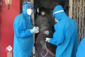 Lực lượng y tế quận 11 xuống tận nhà tiêm vaccine cho người dân