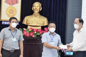Đồng chí Nguyễn Hồ Hải trao quà thăm hỏi, động viên của Thành ủy TPHCM cho phường 6, quận Tân Bình