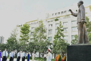 Lãnh đạo TPHCM dâng hương, dâng hoa Chủ tịch Hồ Chí Minh