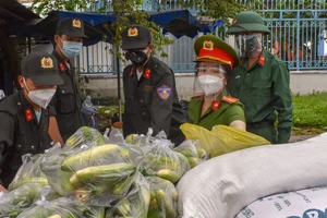 Hỗ trợ thực phẩm cho người dân khó khăn do ảnh hưởng dịch Covid-19 ở phường Tam Bình, TP Thủ Đức