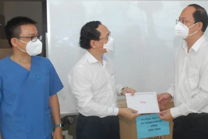 Phó Bí thư Thành ủy TPHCM Nguyễn Hồ Hải thăm lực lượng y bác sĩ tuyến đầu chống dịch 