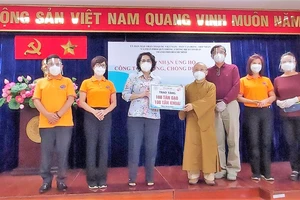 Đồng chí Tô Thị Bích Châu tiếp nhận Quỹ Đạo Phật ngày nay - chùa Giác Ngộ.