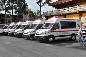 Giáo hội Phật giáo Việt Nam TPHCM và Hội Từ thiện chùa Tường Nguyên trao tặng xe cứu thương cho các bệnh viện