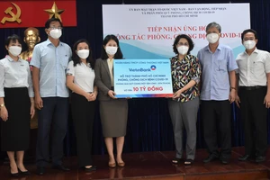 Chủ tịch Ủy ban MTTQ Việt Nam TPHCM Tô Thị Bích Châu tiếp nhận bảng tượng trưng ủng hộ Quỹ phòng chống dịch Covid-19 của Ngân hàng Vietinbank thông qua Quỹ “Chung một tấm lòng” của Đài Truyền hình TPHCM