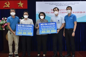 Chủ tịch Ủy ban MTTQ Việt Nam TPHCM Tô Thị Bích Châu tiếp nhận bảng tượng trưng ủng hộ từ đại diện Bộ Tài chính và Tập đoàn Bảo Việt