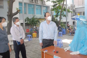 Phó Bí thư Thành ủy TPHCM Nguyễn Hồ Hải thăm hỏi các bác sĩ làm việc tại Bệnh viện Tân Phú. Ảnh: CAO THĂNG