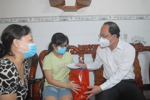 Phó Bí thư Thành ủy TPHCM Nguyễn Hồ Hải thăm hỏi trẻ em mồ côi có cha, mẹ mất vì Covid-19. Ảnh: CAO THĂNG 