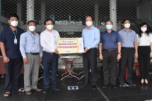 Đồng chí Nguyễn Hồ Hải tặng quà của Thường trực Thành ủy TPHCM cho Bệnh viện điều trị Covid-19 Gò Vấp