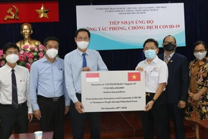 Phó Chủ tịch Thường trực Ủy ban MTTQ Việt Nam TPHCM Nguyễn Thành Trung tiếp nhận ủng hộ.