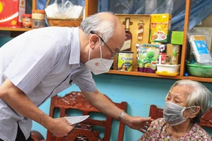 Trưởng Ban Tuyên giáo Thành ủy TPHCM Phan Nguyễn Như Khuê thăm hỏi người cao tuổi ở quận 10. Ảnh: DŨNG PHƯƠNG