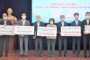 Chủ tịch Ủy ban MTTQ Việt Nam TPHCM Tô Thị Bích Châu tiếp nhận ủng hộ từ Tổng Lãnh sự quán Hàn Quốc tại TPHCM và các doanh nghiệp Hàn Quốc trao tặng. 