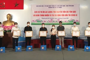 Phó Chủ tịch Ủy ban MTTQ Việt Nam TPHCM Phan Kiều Thanh Hương trao biểu dương và tặng quà các tình nguyện viên