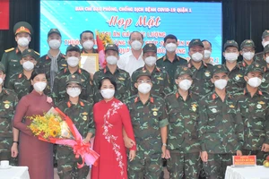 Phó Bí thư Thành ủy TPHCM Nguyễn Hồ Hải cùng lãnh đạo quận 1 chụp hình lưu niệm với lực lượng hỗ trợ chống dịch ở quận 1.
