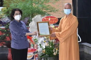 Chủ tịch Ủy ban MTTQ Việt Nam TPHCM Tô Thị Bích Châu trao thư cảm ơn Ban Trị sự Giáo hội Phật giáo Việt Nam TPHCM