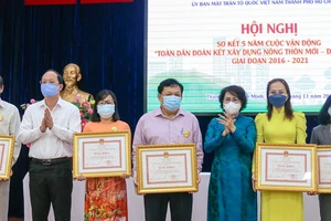 Đồng chí Nguyễn Hồ Hải và đồng chí Tô Thị Bích Châu trao bằng khen cho các đơn vị đạt thành tích xuất sắc. Ảnh: DŨNG PHƯƠNG