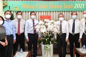 Chủ tịch UBND TPHCM Phan Văn Mãi chúc mừng Mục sư Hội trưởng Thái Phước Trường nhân dịp Giáng Sinh. Ảnh: VIỆT DŨNG