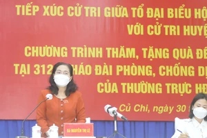 Chủ tịch HĐND TPHCM Nguyễn Thị Lệ phát biểu tại buổi tiếp xúc cử tri. Ảnh: CAO THĂNG