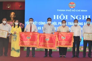 Trưởng Ban Dân vận Thành ủy TPHCM Nguyễn Hữu Hiệp tặng cờ thi đua và bằng khen của Hội Nông dân TPHCM cho các đơn vị