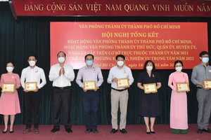 Phó Bí thư Thành ủy TPHCM Nguyễn Hồ Hải trao kỷ niệm chương vì sự nghiệp văn phòng cấp ủy cho các cá nhân