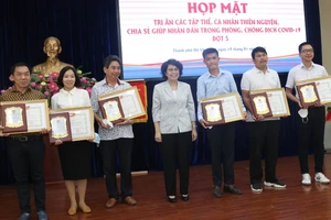Chủ tịch Ủy ban MTTQ Việt Nam TPHCM Tô Thị Bích Châu trao giấy biểu dương cho các cá nhân, tập thể 
