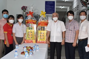 Trưởng Ban Tuyên giáo Thành ủy TPHCM Phan Nguyễn Như Khuê thăm chúc tết y, bác sĩ Trạm y tế phường 10, quận 6. Ảnh: ĐÌNH LÝ