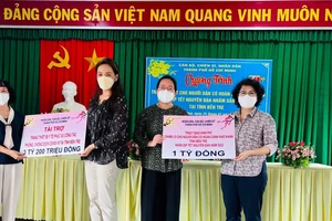 Chủ tịch Ủy ban MTTQ Việt Nam TPHCM Tô Thị Bích Châu trao tặng kinh phí hỗ trợ chăm lo Tết cho tỉnh Bến Tre