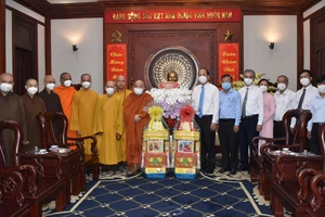 Đoàn Ban Thường trực Ban Trị sự Giáo hội Phật giáo Việt Nam TPHCM thăm, chúc tết Thành ủy TPHCM. Ảnh: ĐÌNH LÝ