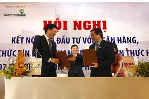 Giám đốc Sở KH-ĐT TPHCM Sử Ngọc Anh (bên phải) ký kết thoả thuận hợp tác với ông Phạm Mạnh Thắng-Phó TGĐ Vietcombank nhằm hỗ trợ và vốn cho các doanh nghiệp trên địa bàn thành phố